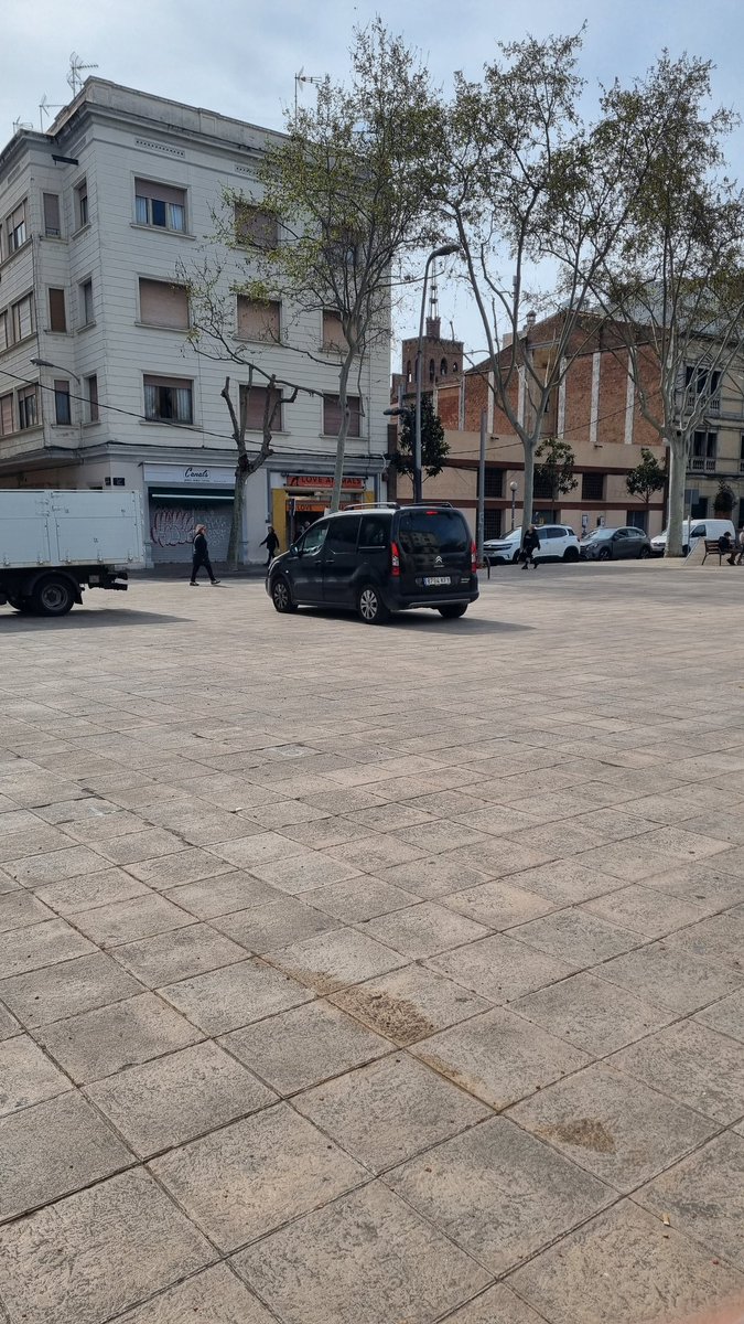 TAULA MOBILITAT ACCESSIBILITAT BADALONA FAVB (@badalonataula) on Twitter photo 11,30h la Plana, es creua tota la plaça tan tranquil, Se li nota que no és un despistat, però tant li fa, s'estalvia una volta.
I no és el primer que ho fa, és avitual a aquesta plaça.
<a href="/Badalona_GUB/">Guàrdia Urbana de Badalona</a>
<a href="/Albiol_XG/">Xavier García Albiol</a>
<a href="/davidmejiayra/">David Mejía Ayra</a> 11,30h la Plana, es creua tota la plaça tan tranquil, Se li nota que no és un despistat, però tant li fa, s'estalvia una volta.
I no és el primer que ho fa, és avitual a aquesta plaça.
<a href="/Badalona_GUB/">Guàrdia Urbana de Badalona</a>
<a href="/Albiol_XG/">Xavier García Albiol</a>
<a href="/davidmejiayra/">David Mejía Ayra</a>