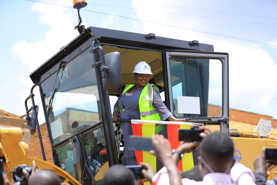 Ministry of Works & Transport (@mowt_uganda) on Twitter photo The Prime Minister, <a href="/R_Nabbanja/">NABBANJA ROBINAH</a>, on behalf of H.E. President <a href="/KagutaMuseveni/">Yoweri K Museveni</a>, has officially launched the Kabwoya-Buhuka Road construction project! 🛣️
✅ Distance: 43km
✅ Start: Immediately
✅ Funded by: <a href="/GovUganda/">Government of Uganda</a>
✅ Contractor: China Railway Seventh Group Co. Ltd
✅ Duration: The Prime Minister, <a href="/R_Nabbanja/">NABBANJA ROBINAH</a>, on behalf of H.E. President <a href="/KagutaMuseveni/">Yoweri K Museveni</a>, has officially launched the Kabwoya-Buhuka Road construction project! 🛣️
✅ Distance: 43km
✅ Start: Immediately
✅ Funded by: <a href="/GovUganda/">Government of Uganda</a>
✅ Contractor: China Railway Seventh Group Co. Ltd
✅ Duration: