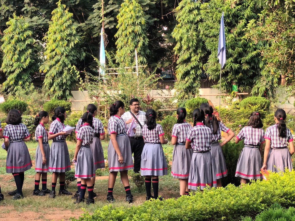 KendriyaNo2's tweet image. #BridgingInMorningBreeze:
Change in class, syllabus always needs bridging. As part of the #bridgeCourse, students of class VIII embarked on a #naturewalk to observe biodiversity in the school garden with their sci tr Mr J K Sahu,PGT(Chem).@KVS_HQ @BhubaneswarRo @binodbehera25