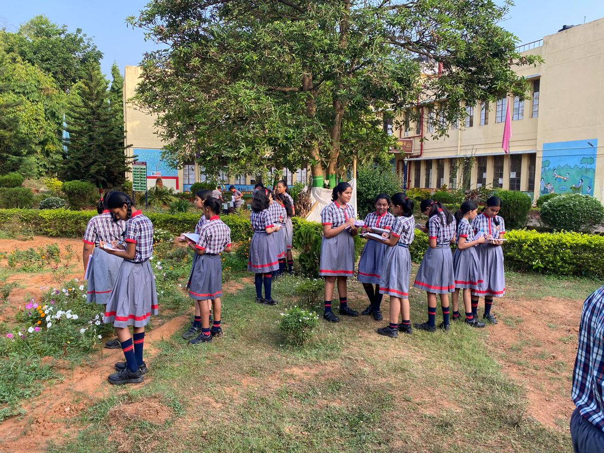 KendriyaNo2's tweet image. #BridgingInMorningBreeze:
Change in class, syllabus always needs bridging. As part of the #bridgeCourse, students of class VIII embarked on a #naturewalk to observe biodiversity in the school garden with their sci tr Mr J K Sahu,PGT(Chem).@KVS_HQ @BhubaneswarRo @binodbehera25