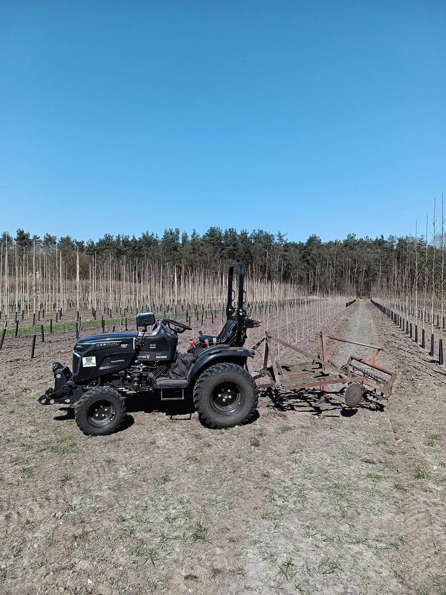 Vandaag een ronde met de schoffels.
#boomkwekerij #baumschule #captaintractors #ezendam