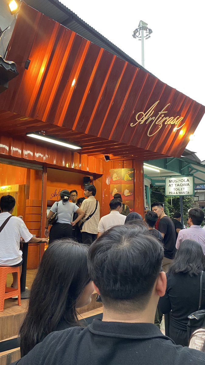 NLaylla's tweet photo. @askDika Setuju bgt buat artirasa dan busycheese. Garugi ngantrinya. Karena sesuai ekspektasi, truly food from the heaven 🥰🥰 https://t.co/7wgt66OnQ3