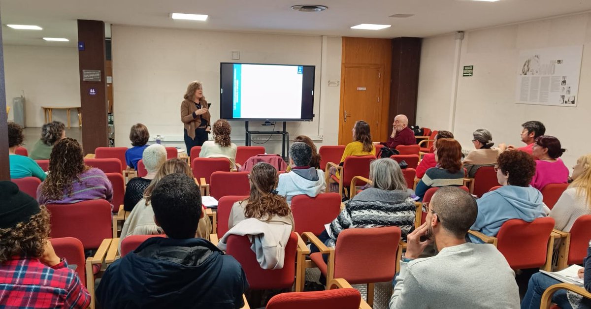Estos días en la Biblioteca <a href="/ULL/">Universidad de La Laguna</a> el personal bibliotecario ha recibido formación  sobre los archivos personales por parte de Mª José Rucio Zamorano, experta en archivos personales y Jefa de Servicio de Manuscritos e Incunables en la <a href="/BNE_biblioteca/">Biblioteca Nacional de España</a> ¡Todo un lujo!