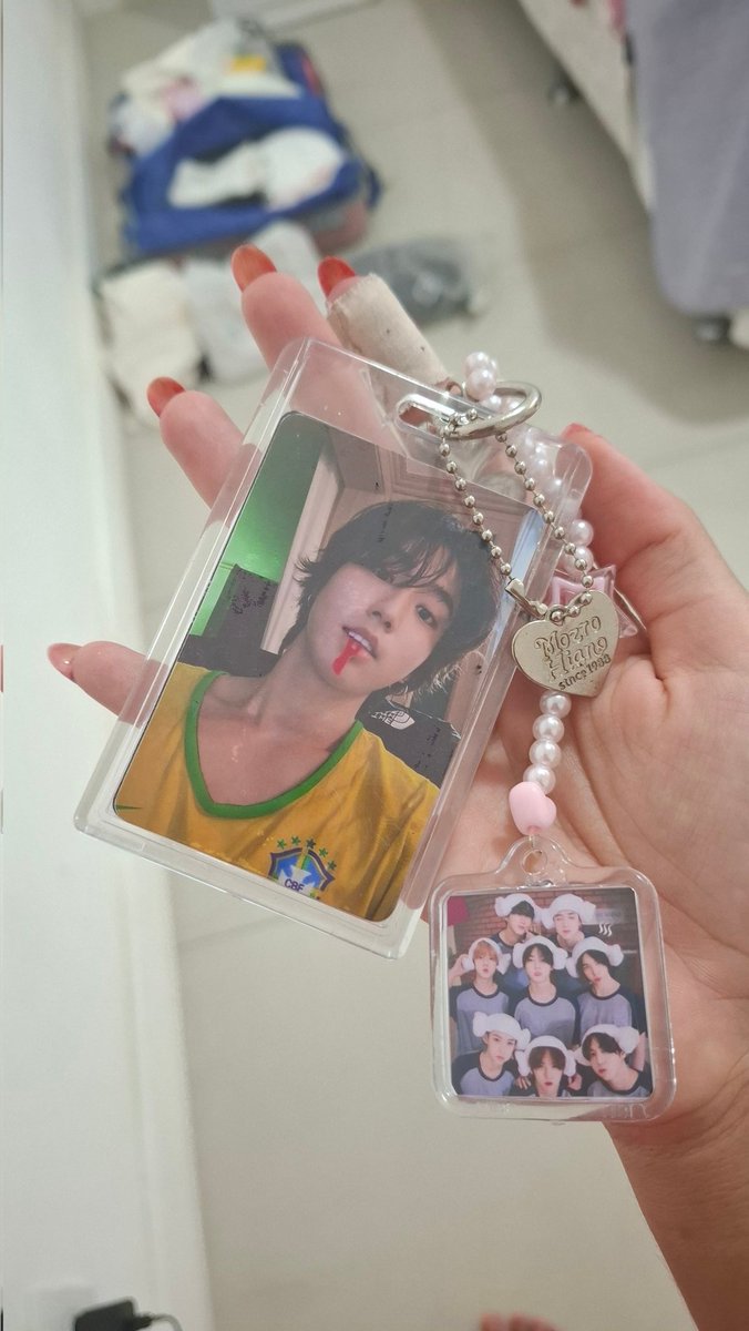 detaileeminho's tweet image. STAYS ME AJUDEM A ACHAR ESSA DIVA MINSUNGA AQUI ‼️‼️‼️

Achei no chão na pista premium no show do RJ, eu estava no lado direito do palco e vi caído. Quero entregar pra ela novamente caso ela ainda esteja (ou seja) do Rio, eu fico aqui até o dia 5 ‼️‼️‼️‼️