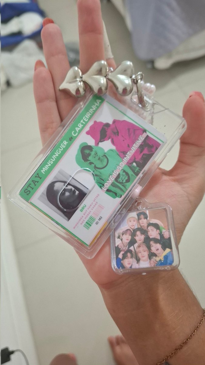 detaileeminho's tweet image. STAYS ME AJUDEM A ACHAR ESSA DIVA MINSUNGA AQUI ‼️‼️‼️

Achei no chão na pista premium no show do RJ, eu estava no lado direito do palco e vi caído. Quero entregar pra ela novamente caso ela ainda esteja (ou seja) do Rio, eu fico aqui até o dia 5 ‼️‼️‼️‼️