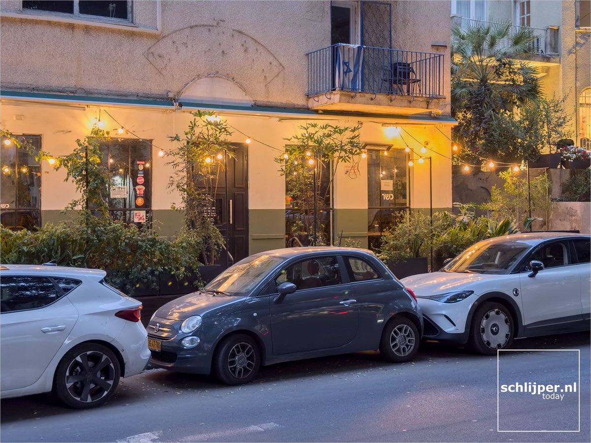 schlijperisrael's tweet photo. 01 04 2025, 18:57  Israel, Tel Aviv, Sderot Rothschild
#carsTLV #Fiat500 #smart3 https://t.co/8BPf2NyO6B