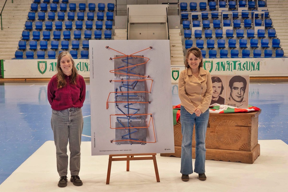 Ondo lotuta utzi zutena askatzeko garaia da. Herri hau askatzera lotu garenon garaia da.

Sahatsa Jauregiren obra bat du oinarri aurtengo irailararen 27ko kartelak. ‘Askatzera lotuak’ leloa materialaren bidez osatzeko ariketa egin du, mugimenduaren eta idazteko prozesuaren bidez.