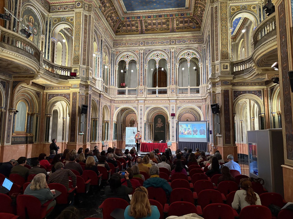 VAtradu's tweet photo. A veces el trabajo nos lleva a lugares tan bonitos como esta capilla bizantina donde hemos prestado el servicio de #interpretaciónsimultánea 🇫🇷🇬🇧🇪🇸 en un congreso sobre museos y salud. 
#1nt #conf1nt
#interpretacióndeconferencias https://t.co/2pewUqIu5K