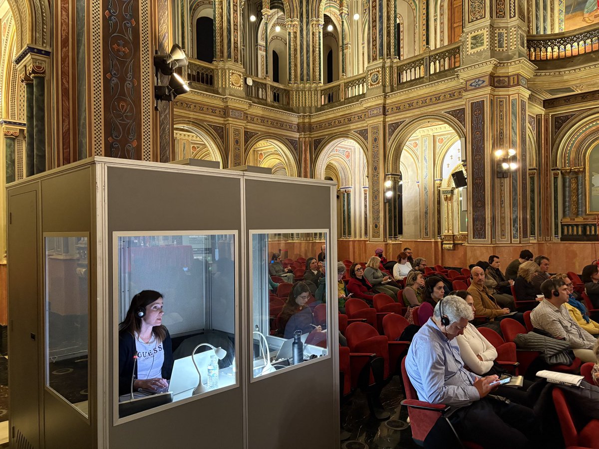 VAtradu's tweet photo. A veces el trabajo nos lleva a lugares tan bonitos como esta capilla bizantina donde hemos prestado el servicio de #interpretaciónsimultánea 🇫🇷🇬🇧🇪🇸 en un congreso sobre museos y salud. 
#1nt #conf1nt
#interpretacióndeconferencias https://t.co/2pewUqIu5K