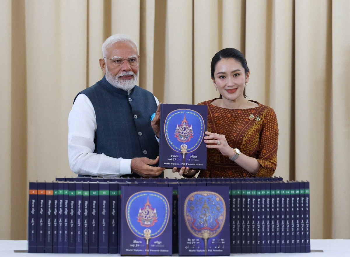 narendramodi's tweet photo. การต้อนรับที่พิเศษมาก!

ผมขอขอบคุณนายกรัฐมนตรีแพทองธาร ชินวัตรที่มอบพระไตรปิฎกฉบับภาษาบาลีให้กับผม ภาษาบาลีเป็นภาษาที่งดงามอย่างแท้จริง โดยมีคำสอนของพระพุทธเจ้าเป็นสารัตถ ตามที่ทุกท่านทราบ รัฐบาลของเราได้ให้สถานะภาษาคลาสสิกแก่ภาษาบาลีเมื่อปีที่แล้ว ผู้คนจากทั่วโลกชื่นชมการตัดสินใจนี้ ซึ่งยังได้ช่วยส่งเสริมการวิจัยและการศึกษาภาษาบาลีนี้อีกด้วย

@ingshin