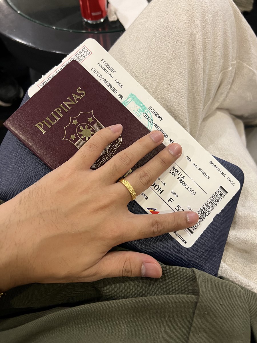 m0nchico's tweet photo. From one side of the world to another! First trip beyond the continent! 13-hour flight here we go!! 🙏 🛂✈️ 🇺🇸 #REDventures https://t.co/q1Ed9A8Wu9