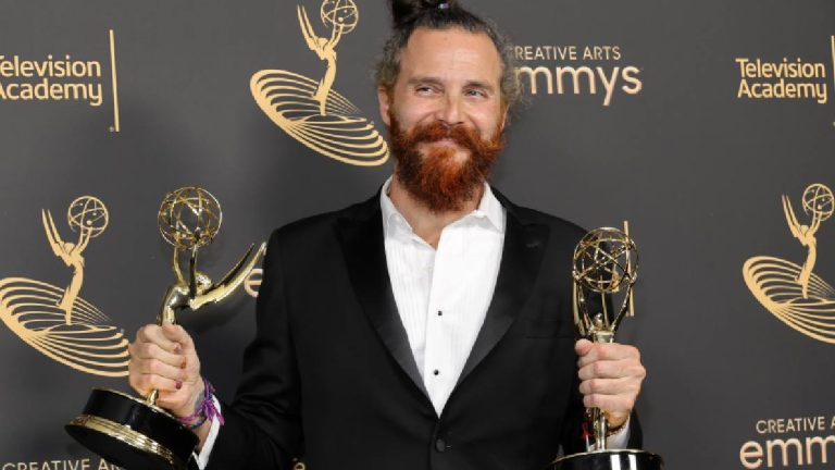 SerieManiacos's tweet photo. Treta no mundinho White Lotus 👀

Cristóbal Tapia de Veer, compositor da trilha sonora e ganhador de três prêmios Emmy, disse que não retornará para a 4ª temporada da série da HBO. 

De acordo com o músico, os atritos criativos com Mike White (criador da série) sobre a trilha e a música tema da série, que ocorrem desde a primeira temporada, foram o motivo da decisão. 

"Mike queria que a trilha desse 3º ano fosse como uma música de fundo, algo que você escuta de longe em alguma boate em Ibiza. Então entrei em contato com um dos produtores pra incluir os ooh-loo-loo-loos, porque o público ia explodir de alegria quando ouvisse. O produtor adorou, mas Mike vetou. Ele não estava contente com isso. Nesse ponto, acho que foi nossa última briga. Então ele estava negando qualquer coisa que eu sugerisse."

"Eu anunciei pro time da produção que não voltaria para o novo ano e não disse ao Mike por vários motivos, queria contar a ele só no final, pra causar choque, mas acabei contando pro pessoal da edição musical e ele acabou sabendo."

"Eu fiquei tipo 'ok, isso é como a banda de rock em que eu estive antes onde o guitarrista não entende o vocalista de jeito nenhum'", completou.