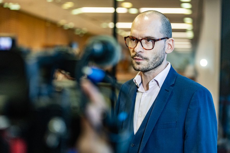 ❗️Referendum❗️Poslanci <a href="/strankalevica/">Levica</a> bodo po naših informacijah umaknili svojo pobudo za razpis posvetovalnega referenduma o oboroževanju oz. predrugačili bodo sklep in na seji  dveh odborov <a href="/Drzavnizbor/">Državni zbor</a> predlagali zgolj širšo javno razpravo o višanju izdatkov. <a href="/24UR/">24UR</a> <a href="/24ur_com/">24ur.com</a>