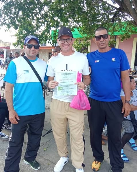 ''  Honor a quien honor merece ''  reconocemos en el día de hoy al profesor  de Educación Física Miguel Alejandro González por haber obtenido el 3er  lugar en el concurso nacional de la clase. #EducacionCifuentes #EducacionVillaClara #CubaMined #DeporteEsSalud