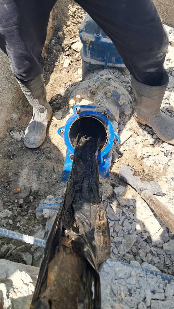 AguasdeLaHabana's tweet photo. Se realiza la sustitución de válvula y la desobstrucción de filtro en metro contadores de 200 mm en UEB Otto Parellada ( Tallapiedra) por brigada 1 y 2 del Dpto de Grandes Consumidores de la Base Metraje. #AguasDeLaHabana #HidráulicosXMiHabana https://t.co/vlD05A2hrk