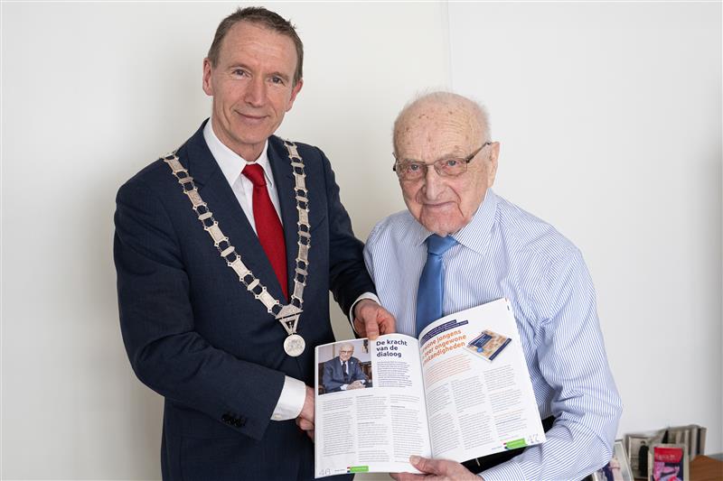 Vandaag overhandigde burgemeester Erik van Heijningen het eerste exemplaar van het magazine 80 jaar vrijheid aan Arie den Hartog. De 101-jarige inwoner uit ’s-Gravendeel vertelt daarin zijn persoonlijke verhaal rondom de bevrijding 80 jaar geleden. 👉 bit.ly/42lvxSj