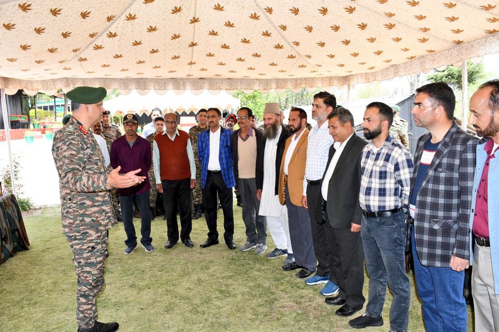 Whiteknight_IA's tweet photo. #GOC #WhiteKnightCorps visited #Dharmund Garrison to review operational preparedness and ongoing counter-terrorism efforts in #Doda, #Kishtwar and #Ramban districts.
He commended the troops for their unwavering resolve and professionalism, lauding their tireless efforts in the fight against terrorism.
#GOC also interacted with #ExServiceMen, acknowledging their continued commitment to nation-building.
#IndianArmy
@adgpi
@NorthernComd_IA
