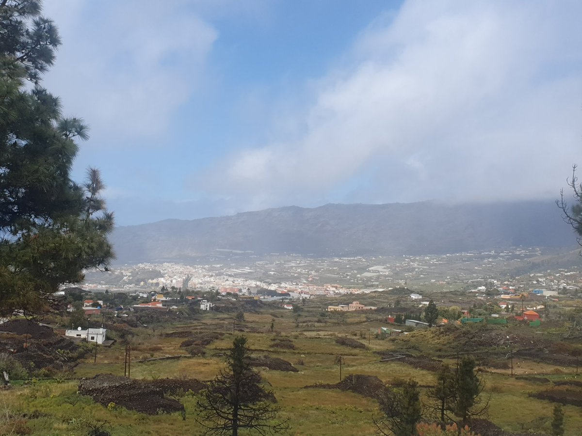 tobisultan's tweet photo. @VickyPalmaMeteo Hola Vicky, comparto una foto desde El Valle de Aridane, La Palma 13:20. Quería preguntar dónde puedo ver en diferido el apartado "el tiempo" que sueles dar por la TV Canarias. Por incompatibilidad de horarios no me es posible. Antes lo solías postear. Gracias. https://t.co/90BjazjxhG