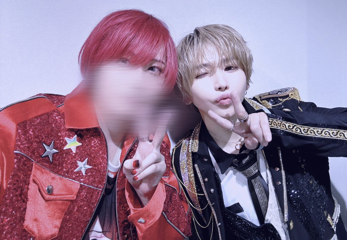 _AtToKun's tweet photo. すとふぇす2日目対あり

🟥チームRED+👼てるちゃん+タケヤキ翔くんと撮った

明日からは西武ドームで3Days

スポーツやゲームもあって楽しみ

まだまだ盛りあがって行けるよな？

#すとふぇす https://t.co/mtTO3hl63X