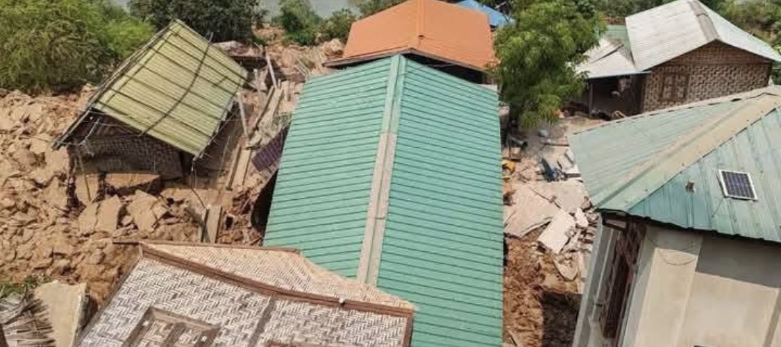 HnunRev's tweet photo. Mandalay and her Region was hitted by strong earthquake magnitude 7.7 and 6.4 in March 28,  '25 at 12:50 Noonday. Many houses, buildings were devasted. In some places the earth cracked. Many people lost their lives, injuried, crying bitterly. So please do save Mandalay city. https://t.co/YU4ETZ3XKc