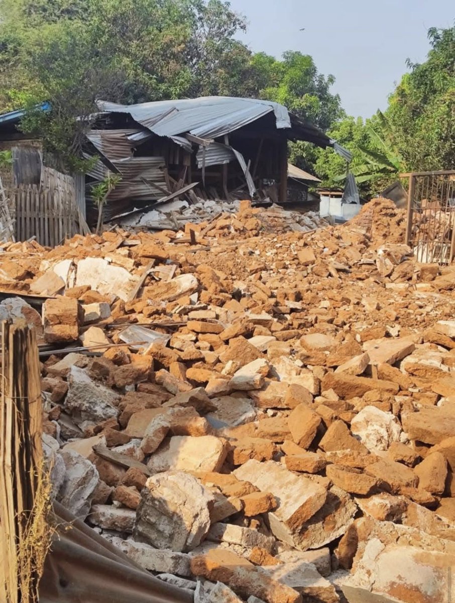 HnunRev's tweet photo. Mandalay and her Region was hitted by strong earthquake magnitude 7.7 and 6.4 in March 28,  '25 at 12:50 Noonday. Many houses, buildings were devasted. In some places the earth cracked. Many people lost their lives, injuried, crying bitterly. So please do save Mandalay city. https://t.co/YU4ETZ3XKc