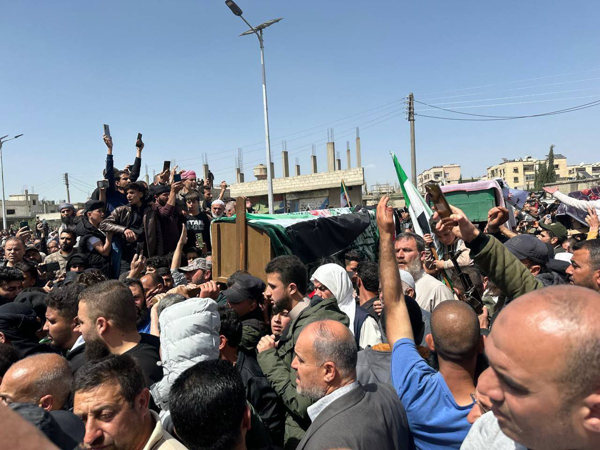 تجمع حشود غفيرة من أهالي محافظة درعا، بمشاركة محافظ درعا أنور الزعبي، لتشييع الشهداء في مدينة نوى الذين استشهدوا ليلة أمس جراء اعتداءات المحتل الإسرائيلي على ريف درعا.