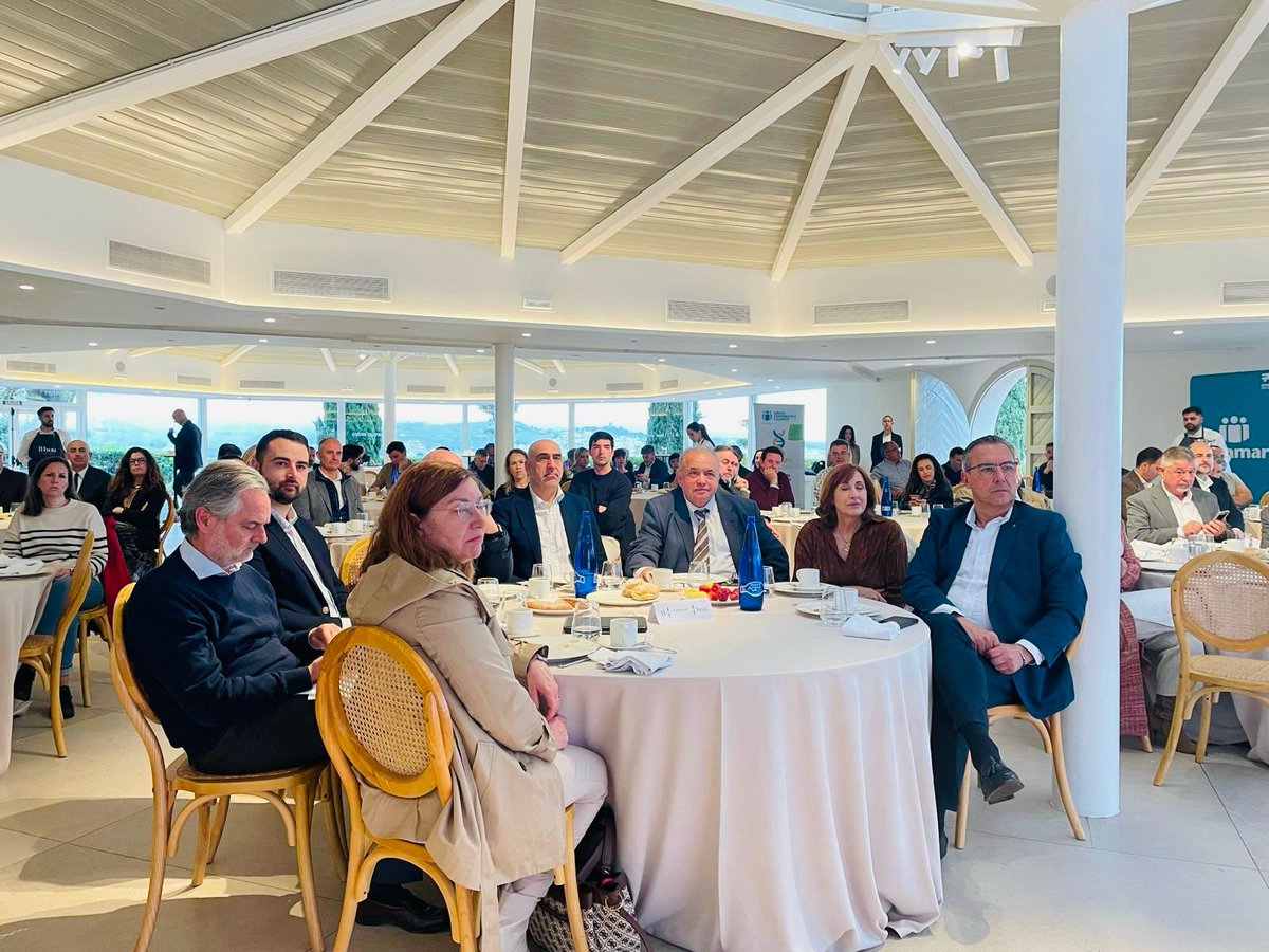 MalagaJuntaEE's tweet photo. El @SAEmpleo, presente en el #DesayunoEmpresarial organizado por @empresariosvlz, con la #ponencia de @jmcaballeroreal @IISanTelmo sobre retos en la gestión del #talento: "Los límites de la ambición o cómo gestionar líderes tóxicos". #Networking 
@Cajamar https://t.co/CL1y892RFt