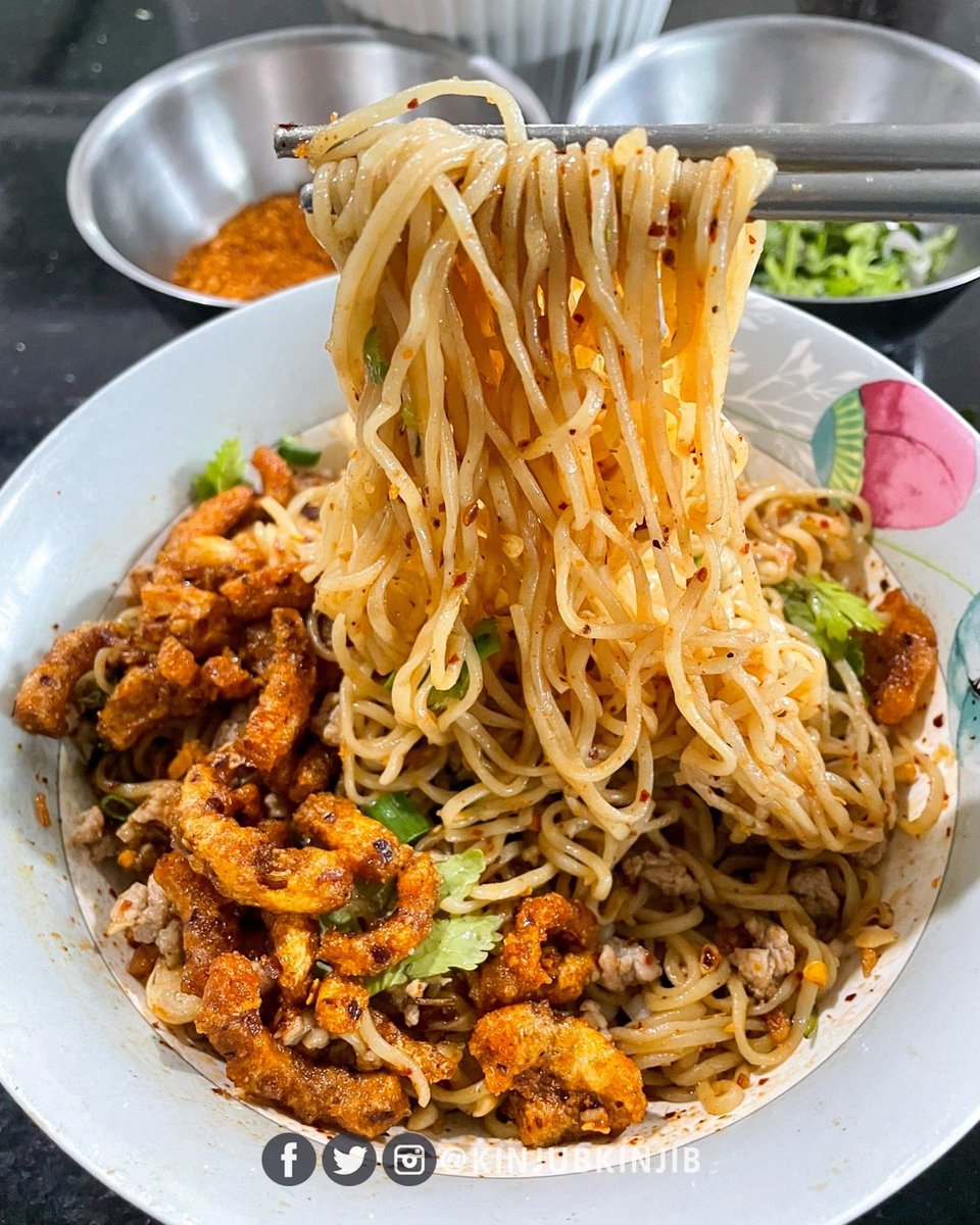 🍜ใครสายเส้น..เรามีบะหมี่ไข่พรีเมียมตัวตึงมาแนะนำ ‘บะหมี่ไผ่เขียว’ เส้นคือดีมากต้องมีติดบ้านไว้เลย เวลาหิวๆเราชอบเอามาทำบะหมี่แห้งยำกิน ทำง่ายๆและก็อร่อยมาก
.
✨เคล็ดลับคือลวกแค่ 20 วินะ แล้วเอามาคลุกกับน้ำมันกระเทียมเจียว เส้นจะมีความฉ่ำวาวเหนียวนุ่ม หอมกลิ่นไข่