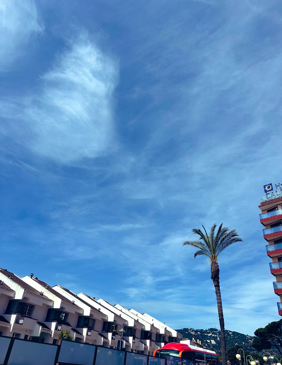 GraveneyPE's tweet photo. Barcelona Sports Tour 2025 arrived! 24hours and we’re here, the 80 students have been excellent! A relaxing day in the sun at the hotel is very much welcomed before our activities start and dinner our in Calella this evening 😎 🏉⚽️ https://t.co/RgBulaFLiq
