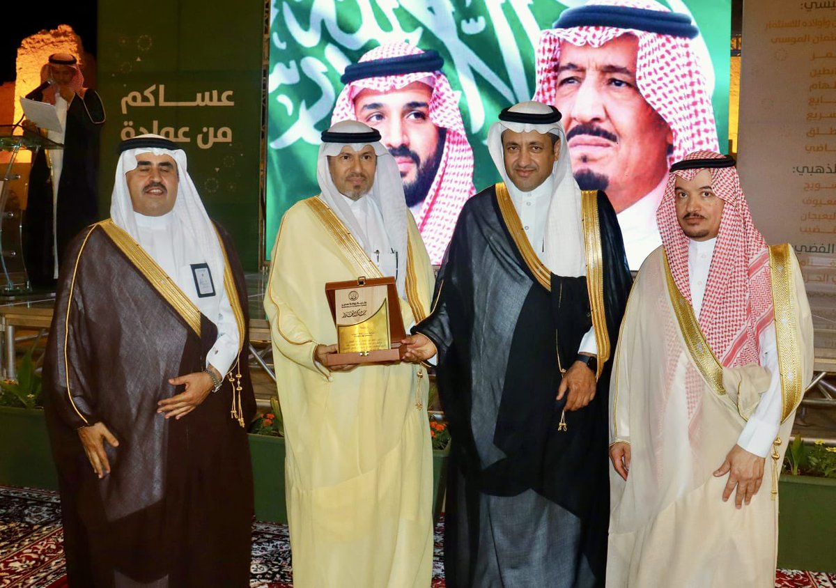 rwsdywa's tweet photo. تكريم الجمعية من قبل سعادة المهندس خالد بن عبدالله الزيد رئيس قطاع بلديات منطقة الرياض وذلك لمساهمة الجمعية في احتفالات عيد أهالي روضة سدير وبحضور سعادة رئيس المركز وسعادة رئيس البلدية
وتسلم درع الجمعية الأستاذ بدر بن عبدالله العمر عضو مجلس إدارة الجمعية . https://t.co/m05izwF8qK