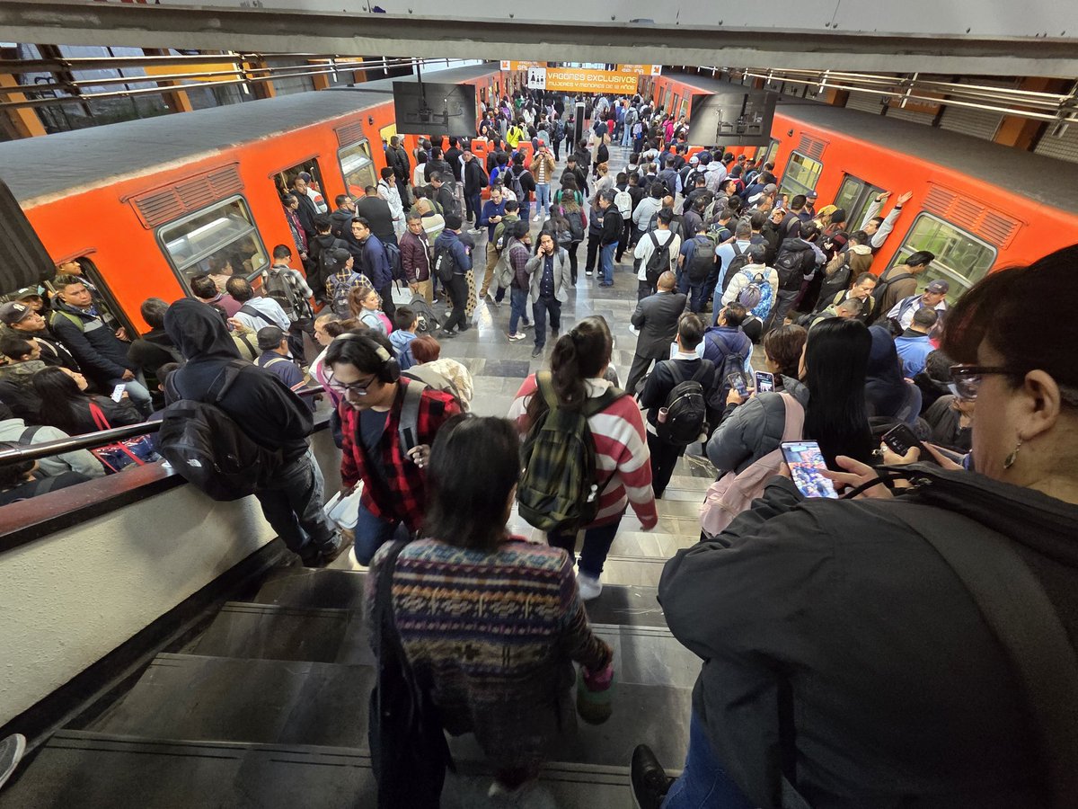 Simofeda's tweet photo. @MetroCDMX Estación rosario sin servicio que procede? https://t.co/ntMbusqAmb