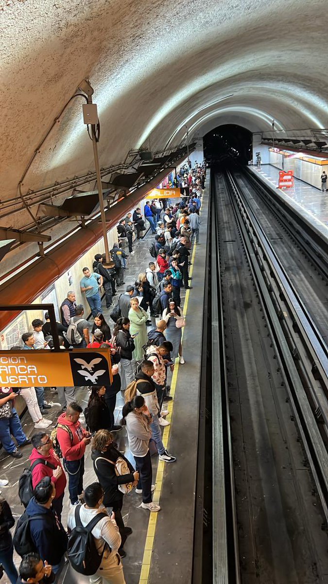1402mine's tweet photo. @MetroCDMX Así Metro camarones, no mamen para cuando mandan trenes https://t.co/AB5mSAK3e2