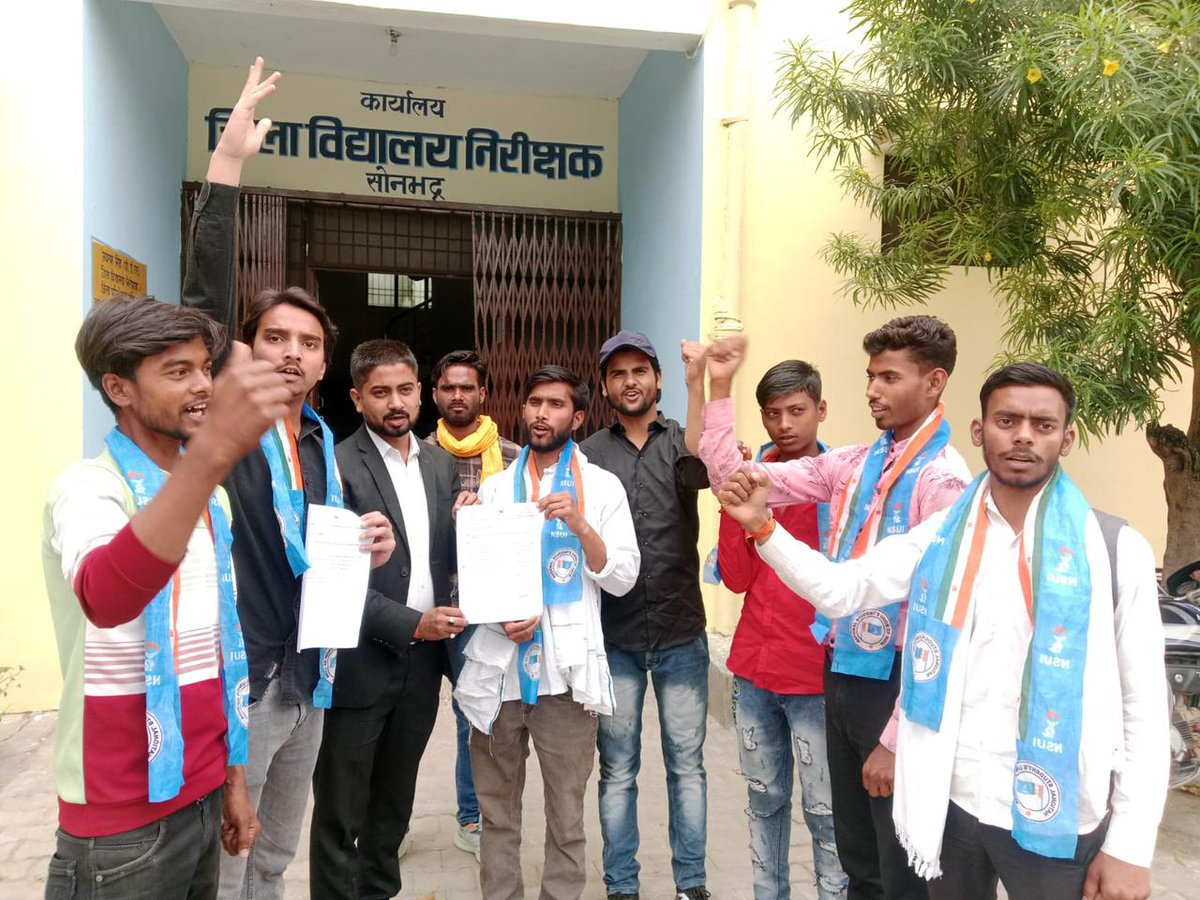 सोनभद्र जिले में शिक्षा माफियाओं द्वारा काॅलेजों की फीस में लगातार बढ़ोतरी कर मनमानी पैसा वसूलने के खिलाफ आज सोनभद्र एनएसयूआई के जिलाध्यक्ष अंशु गुप्ता के नेतृत्व में <a href="/nsui/">NSUI</a> कार्यकर्ताओं ने जिला विद्यालय निरीक्षक को ज्ञापन सौंपकर कारवाई की मांग की।

<a href="/varunchoudhary2/">Varun Choudhary</a> <a href="/NSUIUP_EAST/">NSUI UP EAST</a>