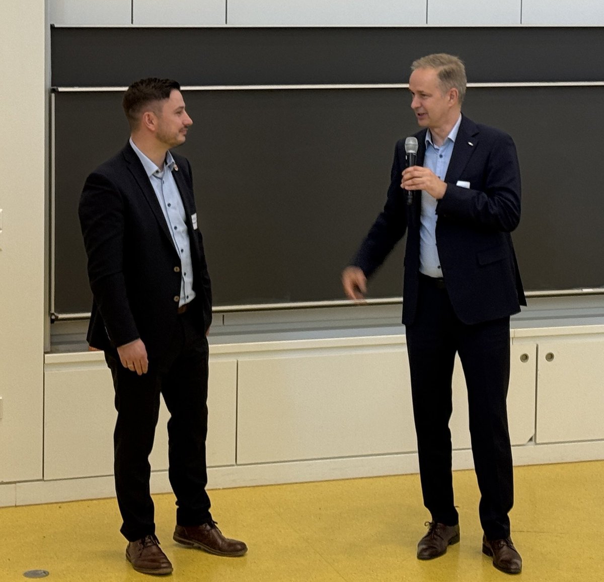 Mal mit einen Bürgermeister auf einer Bühne
Unser Thema: PublicPrivateOS - ein neues ‚Betriebssystem‘ für die Entwicklung, Gestaltung und den Betrieb von Digitalisierung und IR in ländlichen Kommunen
Danke an Andreas Pietsch aus Kalbe (Milde) #SachsenAnhalt #Altmark