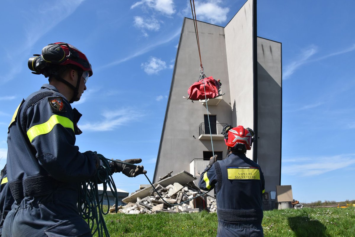 💪 Après une nuit d’efforts pour les équipes de l’@uiisc1 engagées dans la reclassification #Insarag, l’exercice se poursuit à #Sancoins dans le département du #Cher.

🚨 Simulation de séisme, localisation et extraction des victimes sous les décombres : le centre de formation du