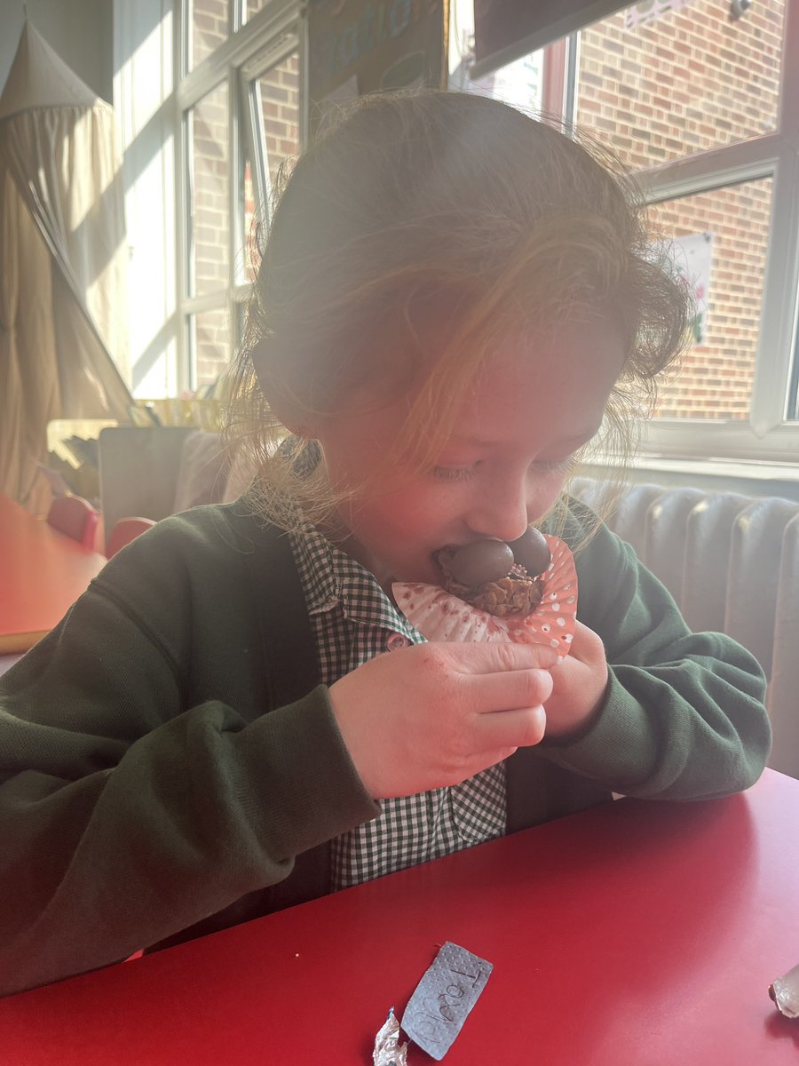 firsprimarysale's tweet image. Lots of happy children in #Year2Chestnut enjoying evaluating their Easter Nests for DT 🐣🍫😋