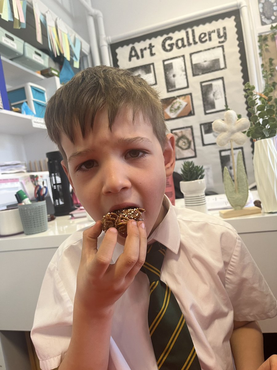 firsprimarysale's tweet image. Lots of happy children in #Year2Chestnut enjoying evaluating their Easter Nests for DT 🐣🍫😋