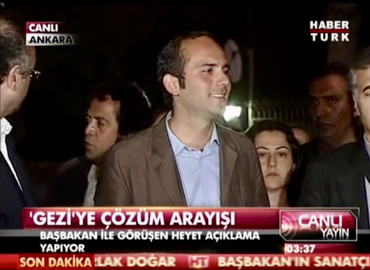 3 Nisan 2025, Silivri, 49. açık görüş: Tayfun’dan herkese selam.

Bayram görüşümüzü ancak bugün yapabildik. Silivri Cezaevi’nde her şeye rağmen bayram sevincini yaşamaya çalışan yüzlerce tertemiz, umutlu insan var.

Tayfun aleyhinde tek bir delil olmadan, gerekçesiz bir kararla 3