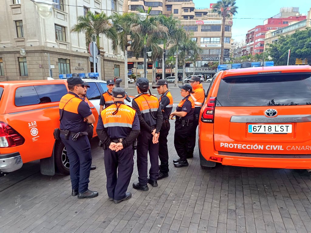 ProteCivilSCTF's tweet image. Continuamos desplegando personal por el municipio @santacruz_ayto de manera preventiva ante #AlertaMáximaVientos #AlertaFenómenosCosteros #PEMU 
📷 Reunión de coordinación de los efectivos de @ProteCivilSCTF