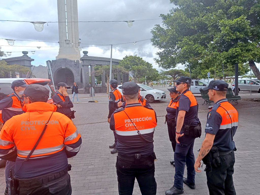 ProteCivilSCTF's tweet image. Continuamos desplegando personal por el municipio @santacruz_ayto de manera preventiva ante #AlertaMáximaVientos #AlertaFenómenosCosteros #PEMU 
📷 Reunión de coordinación de los efectivos de @ProteCivilSCTF