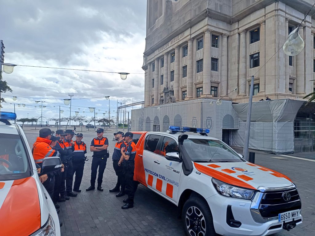ProteCivilSCTF's tweet image. Continuamos desplegando personal por el municipio @santacruz_ayto de manera preventiva ante #AlertaMáximaVientos #AlertaFenómenosCosteros #PEMU 
📷 Reunión de coordinación de los efectivos de @ProteCivilSCTF