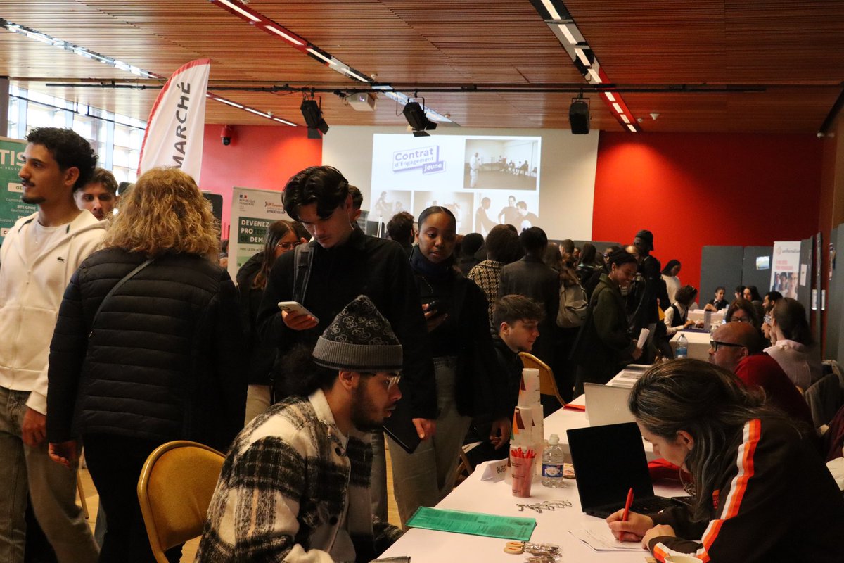 oclodong's tweet photo. Beaucoup de jeunes présents ce jeudi à Yerres pour les « Rencontres de l’apprentissage et de l’alternance ». Ateliers, conseils, entreprises et des centaines d’offres de stage et de contrats d’alternance. #Yerres #CAVYVS #Essonne #formation #alternance #emploi #lycée #collège https://t.co/4v2aMtYdj4