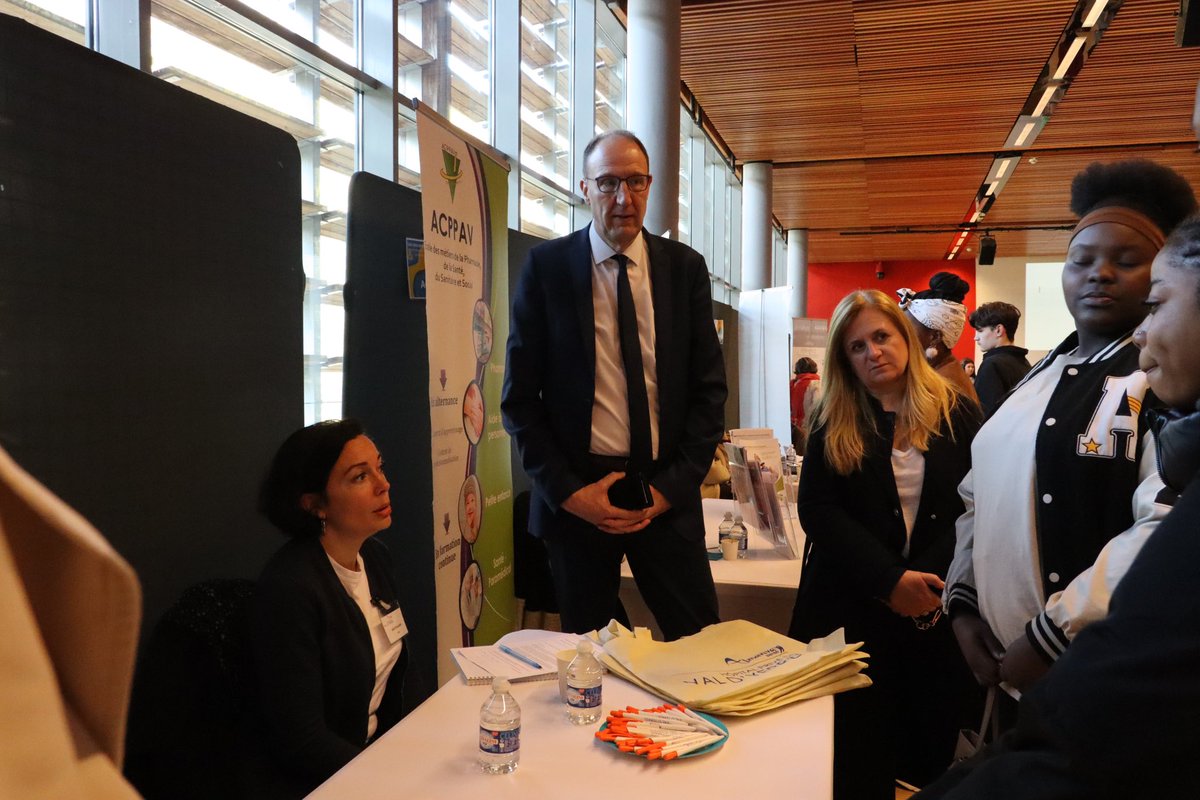 oclodong's tweet photo. Beaucoup de jeunes présents ce jeudi à Yerres pour les « Rencontres de l’apprentissage et de l’alternance ». Ateliers, conseils, entreprises et des centaines d’offres de stage et de contrats d’alternance. #Yerres #CAVYVS #Essonne #formation #alternance #emploi #lycée #collège https://t.co/4v2aMtYdj4