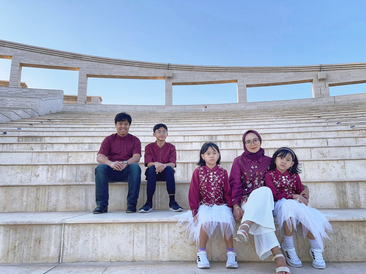 Andrewpatrickk's tweet photo. @hrdbacot beneran ga sengaja burgundy kalo jadi trend di Indonesia, aku bikin atasan biar pas Qatar National Day yg wajib pake baju burgundy-putih 🇶🇦 ga usah beli2 lagi. Btw kami tinggal di Qatar ,Selamat lebaran semua 🙏🏾 https://t.co/HfXIrbCtFs
