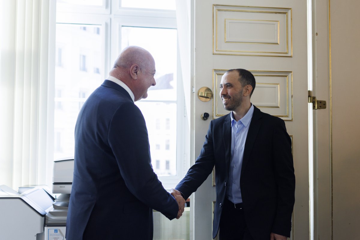_CStocker's tweet photo. Heute hat mich Tal Shoham mit seiner Familie im Bundeskanzleramt besucht. Der österreichisch-israelische Doppelstaatsbürger wurde 505 Tage lang von der Terrororganisation Hamas als Geisel festgehalten. 

Seine Erzählungen über die Gefangenschaft haben mich erschüttert. Ich habe ihm versichert, dass sich Österreich auch weiterhin mit aller Kraft für die Freilassung und die sichere Rückkehr der verbliebenen Geiseln einsetzen wird.

#BringThemHomeNow

📸 BKA/ Wenzel