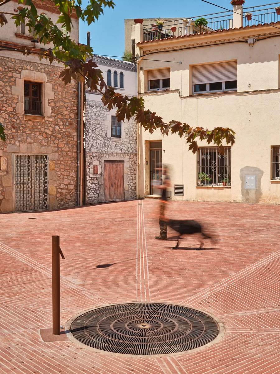 Al noreste de Barcelona, entre los Cingles de Gallifa y los Cingles d’en Bertí, se ubica el pueblo de Riells, donde el estudio Comas-Pont arquitectes ha propuesto una plataforma única que recupera el casco histórico y  favorece la apropiación por parte de la ciudadanía. A partir