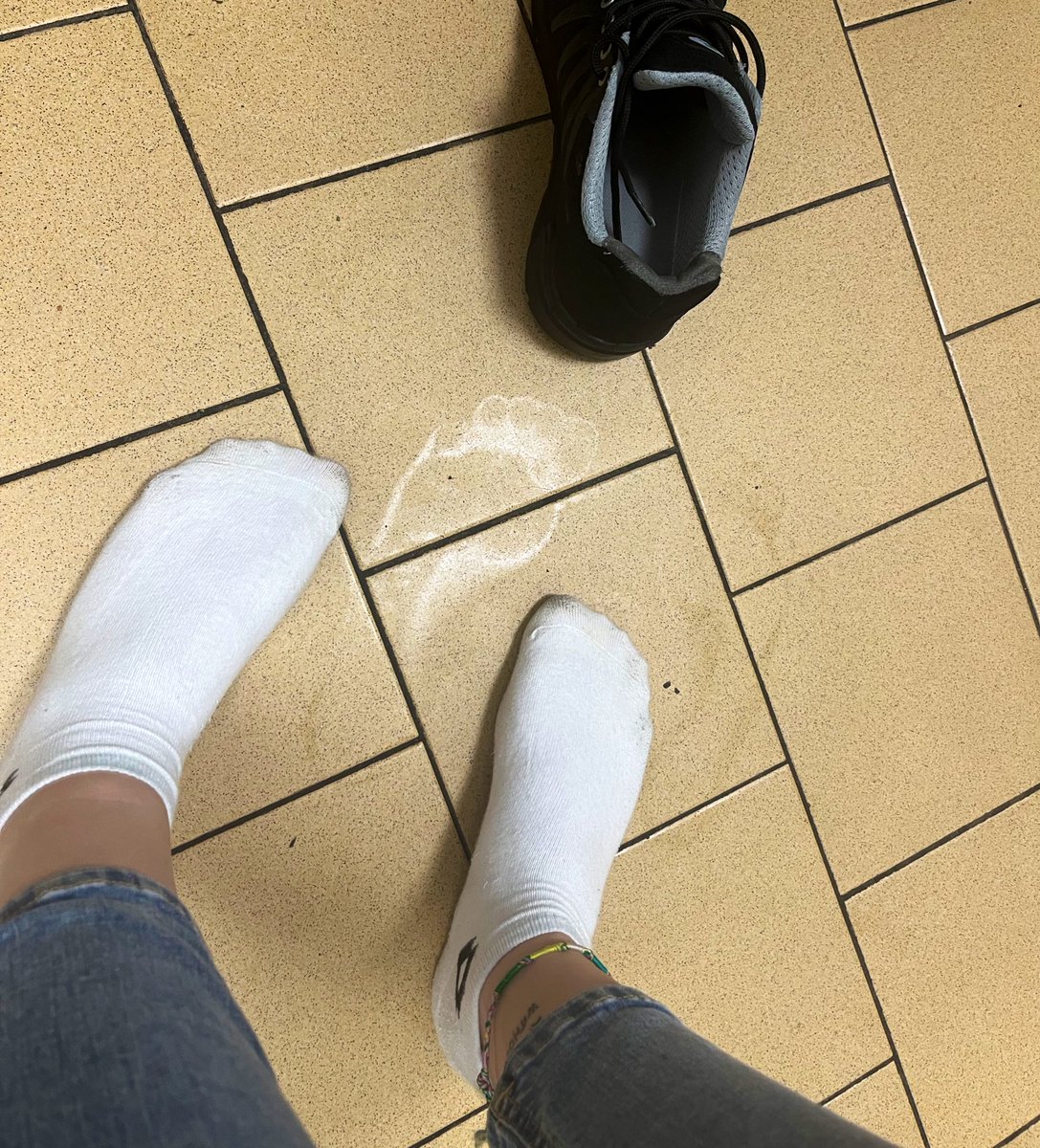 Can you see the sweaty footprint?? Now you can imagine how smelly they are 😉😌🧀 still available 🔥
