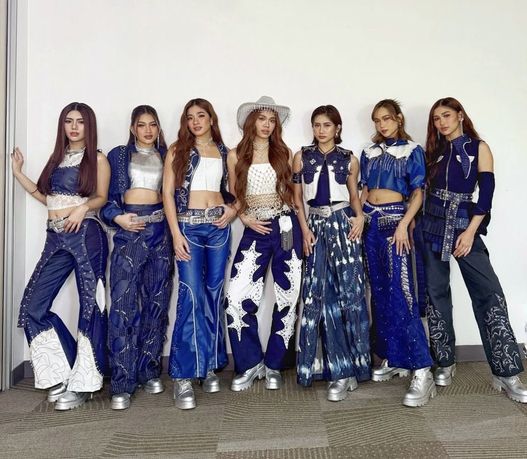 _dacoconutnut's tweet photo. BINI in BLUE. 💙💠 https://t.co/u3Afd5EZk9