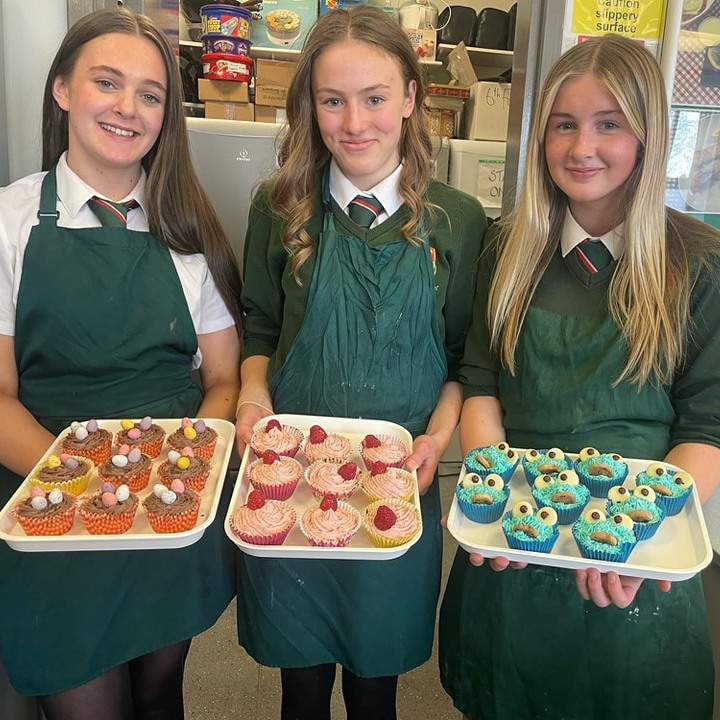 KirkbieKendal's tweet image. Year 10 students brought their A-game to the Cupcake Challenge! 🧁Amazing flavours, creative designs, and some seriously impressive baking skills on display. Congratulations to our overall winner who took home an Easter Egg.  #CupcakeChallenge #BakingChampions