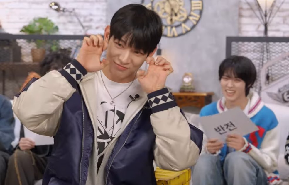 JUWON REPRESENTING FIREFLIES AND AHOF STANS: 

#AHOF #아홉 <a href="/AHOF_official/">AHOF</a>
#PARK_JUWON #STEVEN